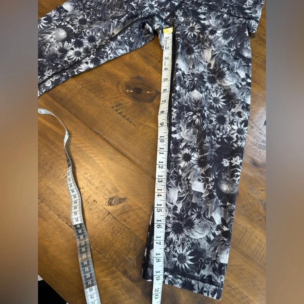 LULULEMON Flowabunga floral crop Capri legging size 6